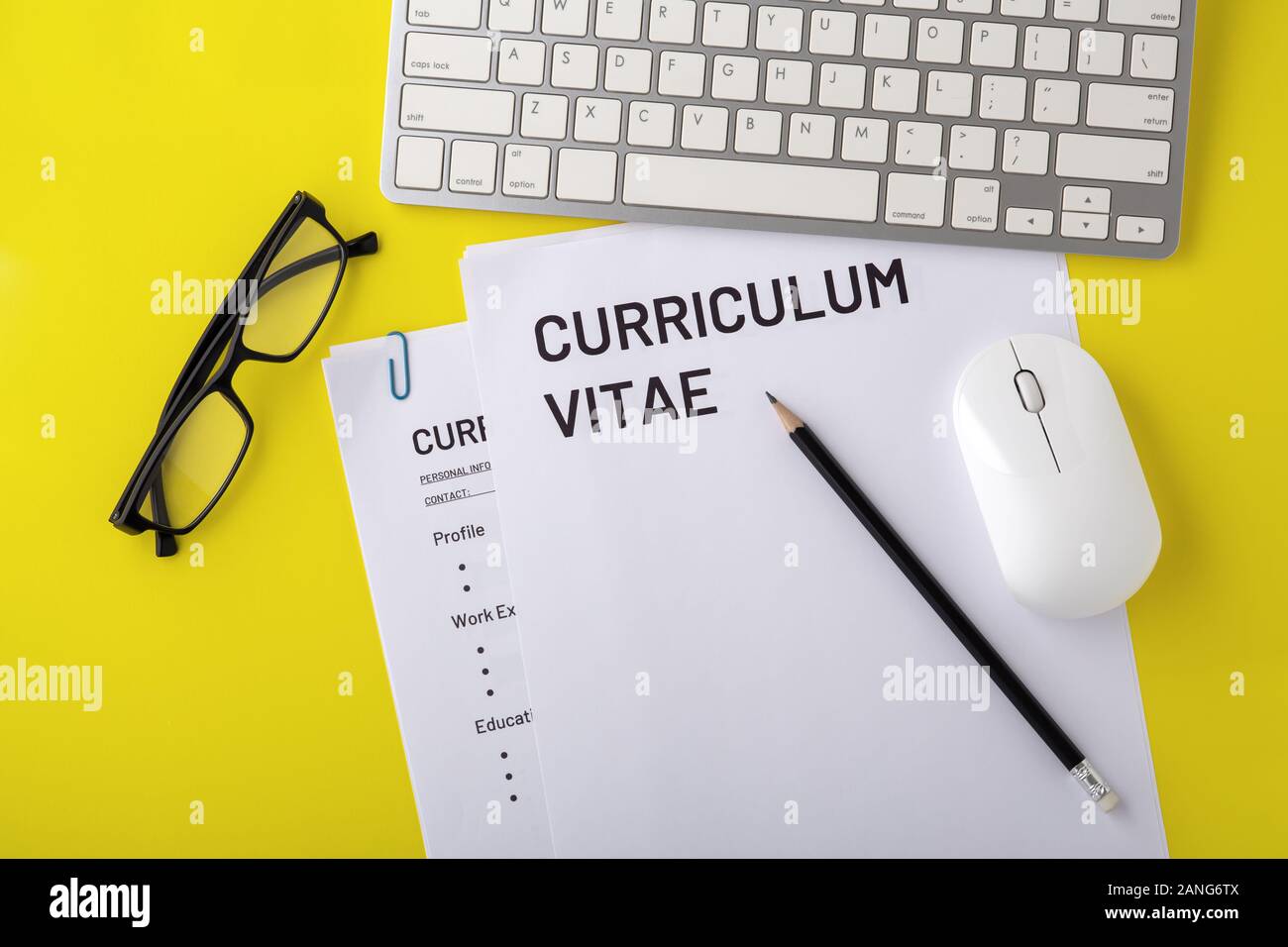 CV, curriculum vitae avec clavier de l'ordinateur, de la souris, un crayon jaune sur 24, vue d'en haut Banque D'Images