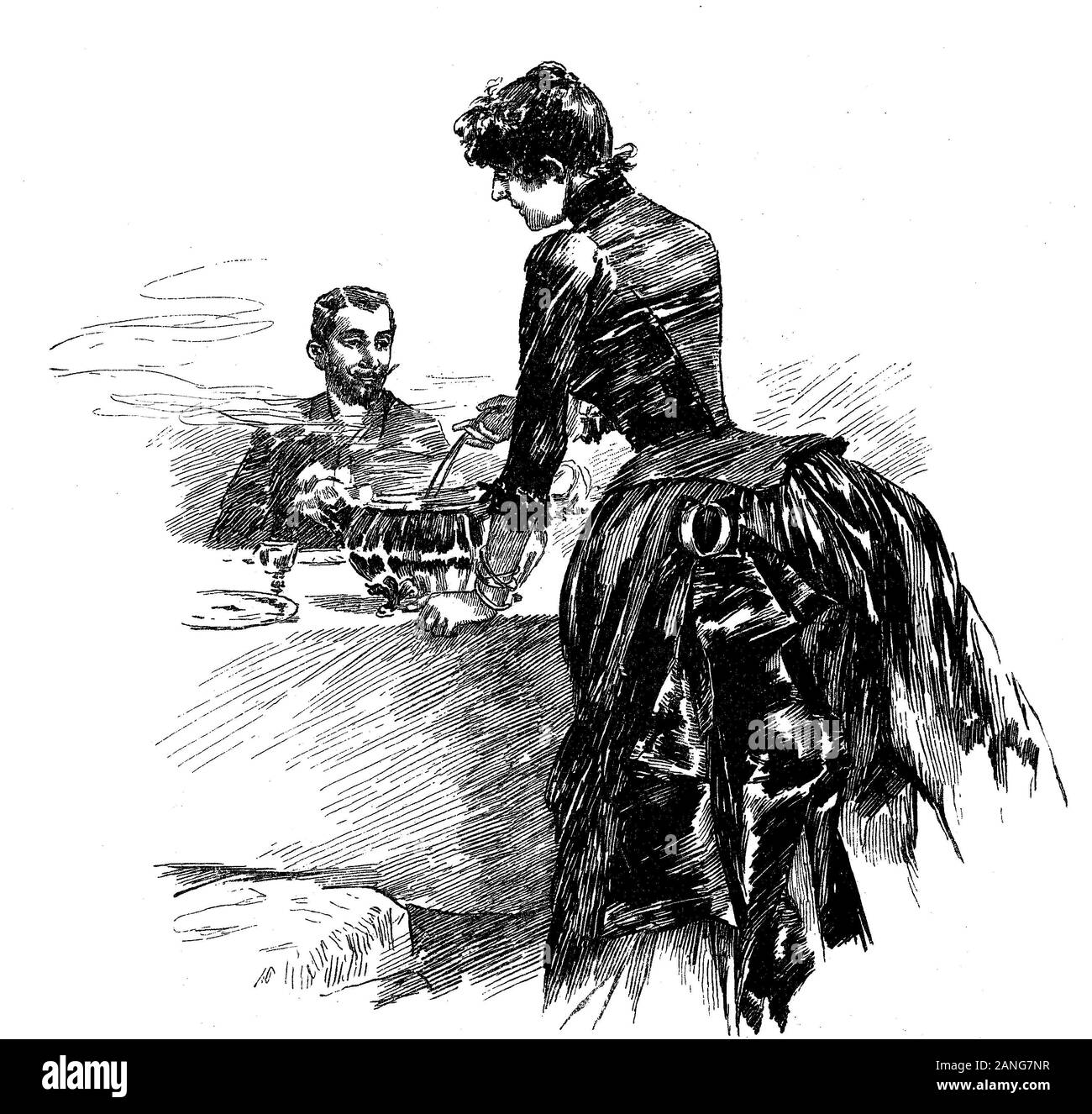 La vie de famille : à la table de dîner, la femme avec une robe élégante sert la soupe fumante encore à son mari Banque D'Images