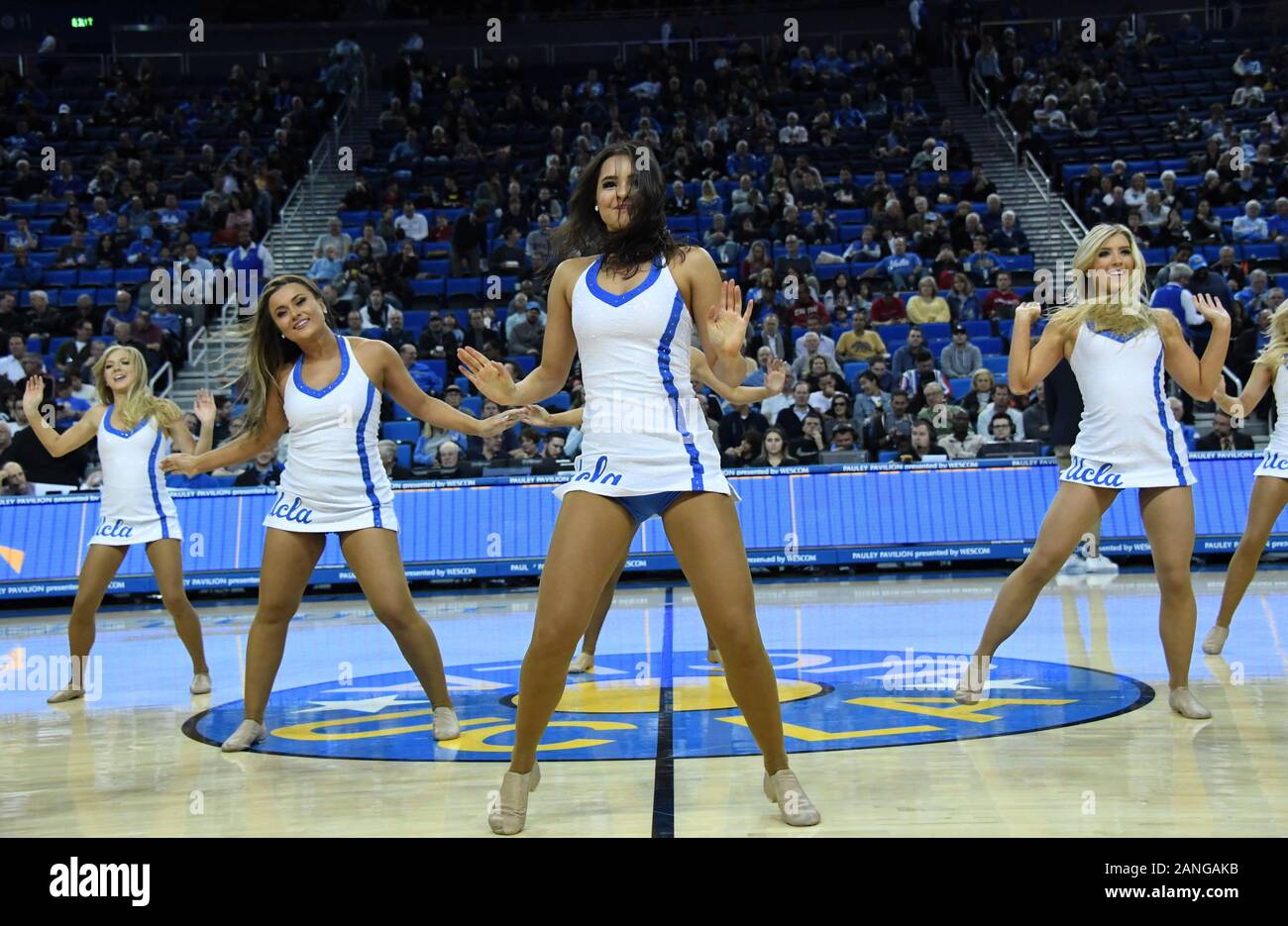 Jan 15, 2020 ; Los Angeles, Californie, USA ; UCLA Bruins cheerleaders effectuer contre le Stanford Cardinal dans la seconde moitié au Pauley Pavilion. L'UCLA 74-59 Stanford défait. (Photo par IOS/ESPA-images) Banque D'Images