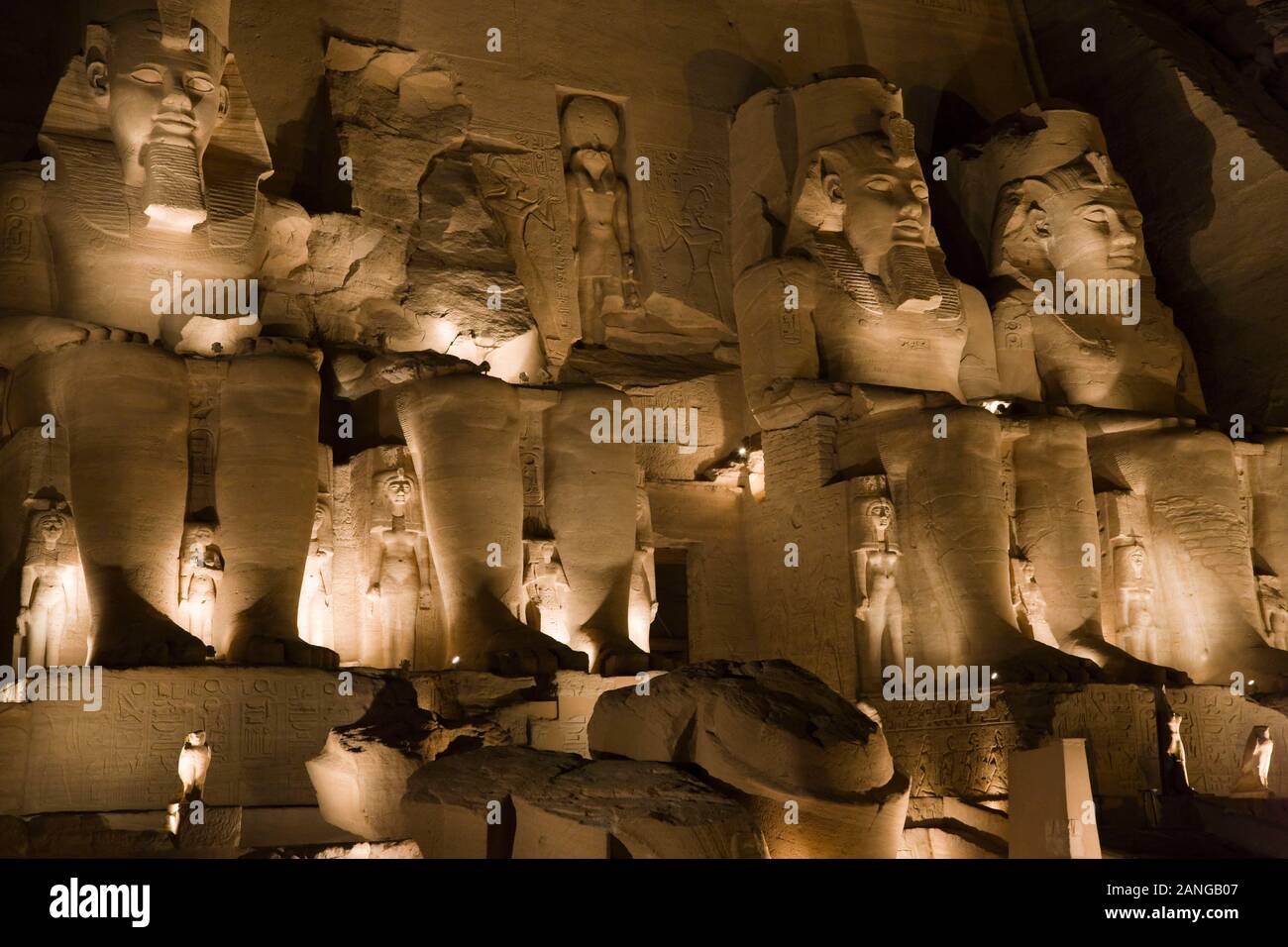 Spectacle son et lumière du Grand Temple, temples d'Abu Simbel, Statue des Ramesses II, Monuments nubiens, gouvernorat d'Assouan, Egypte, Afrique du Nord, Afrique Banque D'Images