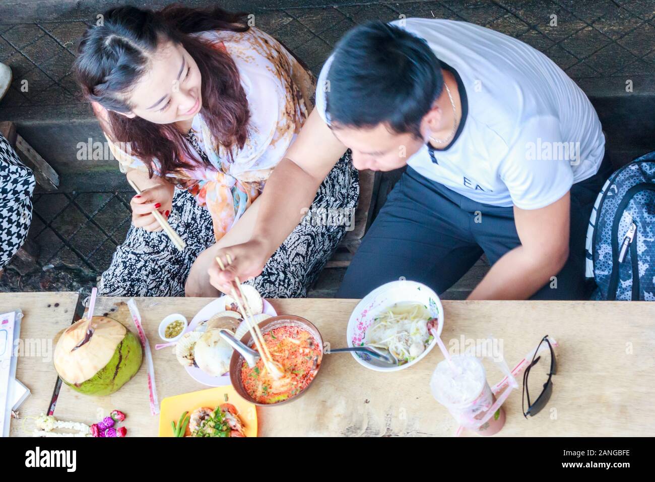 Amphawa, Thaïlande - 6 novembre 2015 ; Vue aérienne de touristes de manger au marché flottant. Le marché a lieu chaque semaine. Banque D'Images