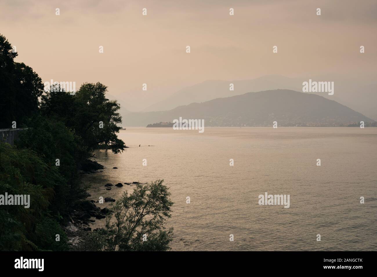 Le littoral et les eaux toujours l'horizon à la tombée de la montagne du Lac Majeur, dans les lacs italiens, Piémont, Italie de l'UE. Banque D'Images