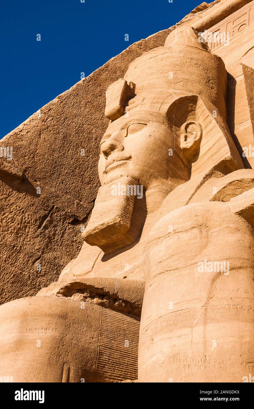 Statue de Ramesses II, au Grand Temple, aux temples d'Abu Simbel, aux Monuments nubiens, au gouvernorat d'Assouan, en Egypte, en Afrique du Nord, en Afrique Banque D'Images