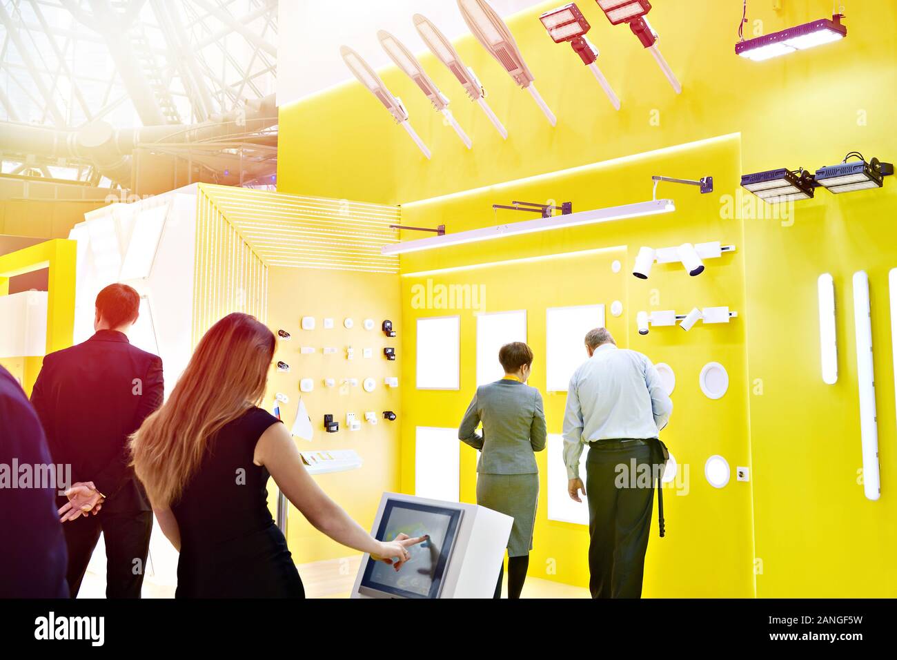 Les personnes à l'exposition d'éclairage Banque D'Images