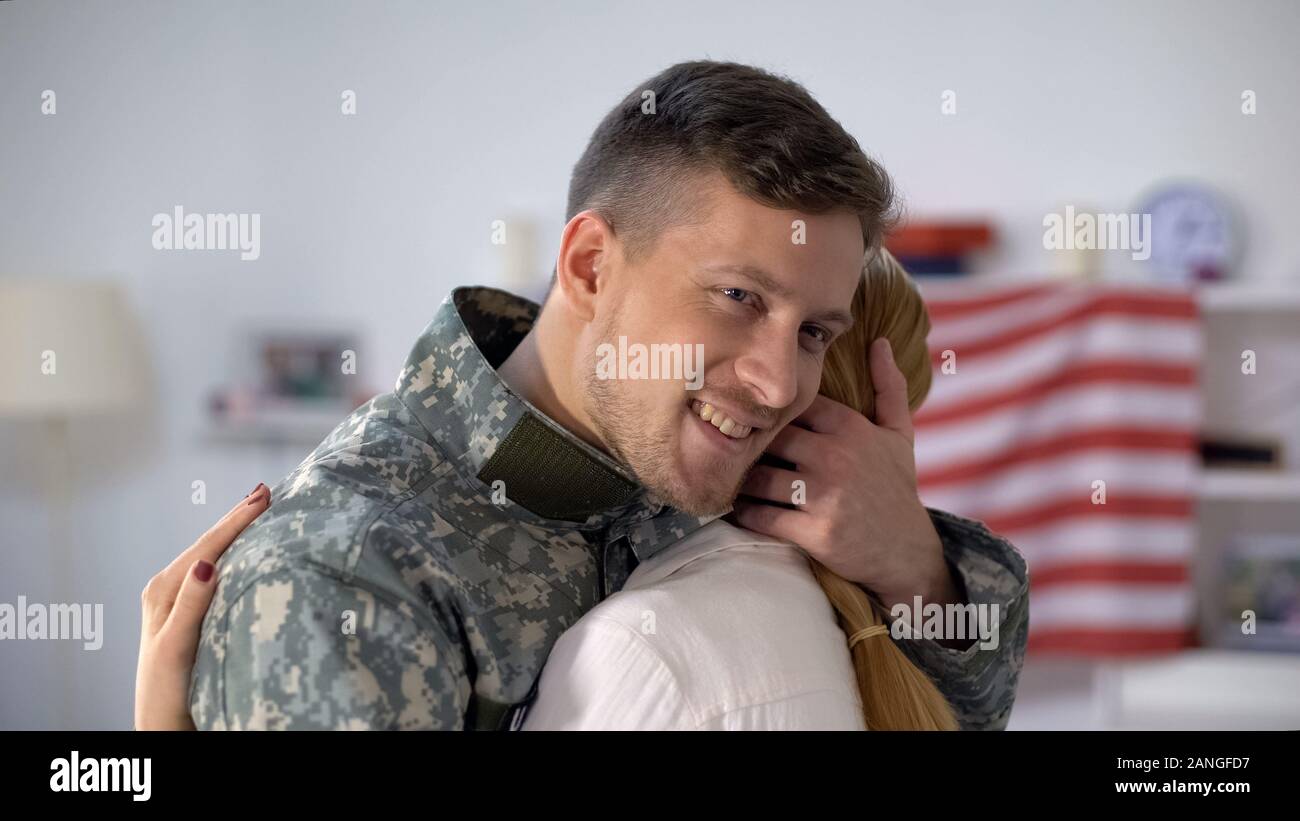 Heureux De Nous Faire Place Au Soldat Femme Avec Amour Homecoming Apres Son Service Militaire Photo Stock Alamy