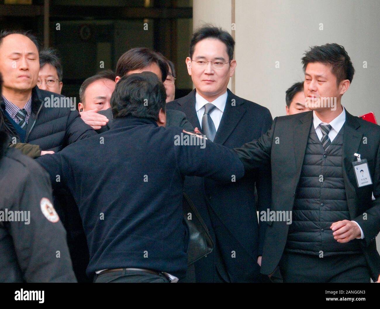 Haute cour de Séoul en Corée du Sud. 17 janvier, 2020. Lee Jae-Yong, Jan 17, 2020 : un ancien employé de Samsung (avant) manifestations contre Samsung Electronics Vice-président Lee Jae-Yong (2e R) que ce dernier quitte après son procès à la Haute Cour de Séoul à Séoul, Corée du Sud. Des dizaines d'anciens travailleurs Samsung tenaient une protestation contre Samsung qui insistent-ils, tiré injustement et espionné eux qui essayaient d'organiser un syndicat. Credit : AFLO Co.,Ltd/Alamy Live News Banque D'Images