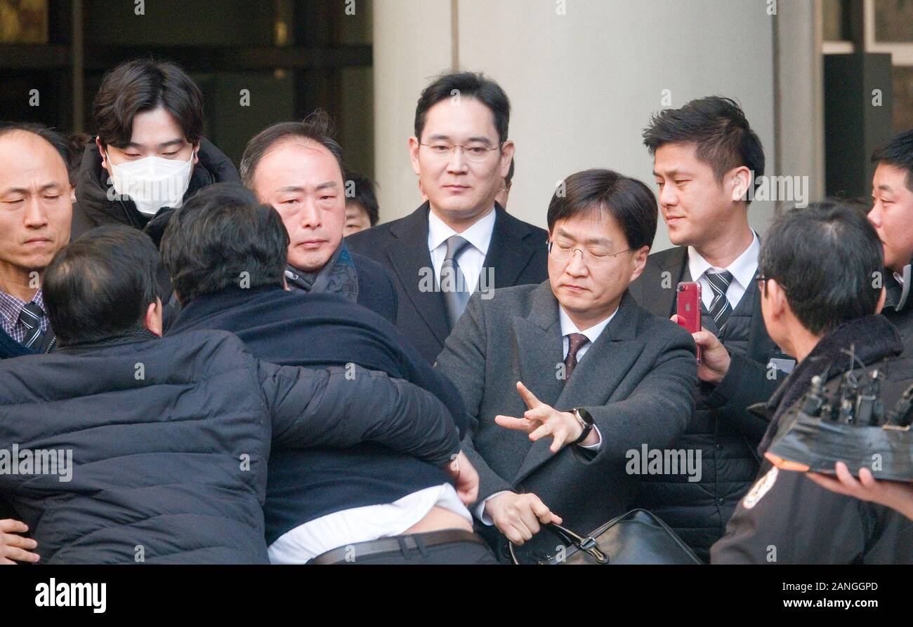 Haute cour de Séoul en Corée du Sud. 17 janvier, 2020. Lee Jae-Yong, Jan 17, 2020 : un ancien employé de Samsung (2ème avant l ) manifestations contre Samsung Electronics Vice-président Lee Jae-Yong (C) que ce dernier quitte après son procès à la Haute Cour de Séoul à Séoul, Corée du Sud. Des dizaines d'anciens travailleurs Samsung tenaient une protestation contre Samsung qui insistent-ils, tiré injustement et espionné eux qui essayaient d'organiser un syndicat. Credit : AFLO Co.,Ltd/Alamy Live News Banque D'Images