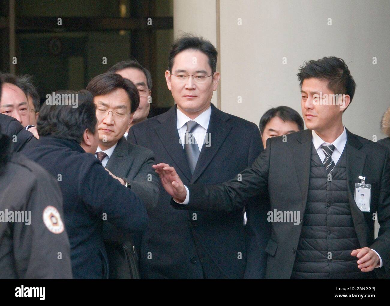 Haute cour de Séoul en Corée du Sud. 17 janvier, 2020. Lee Jae-Yong, Jan 17, 2020 : un ancien employé de Samsung (avant l) manifestations contre Samsung Electronics Vice-président Lee Jae-Yong (2e R) que ce dernier quitte après son procès à la Haute Cour de Séoul à Séoul, Corée du Sud. Des dizaines d'anciens travailleurs Samsung tenaient une protestation contre Samsung qui insistent-ils, tiré injustement et espionné eux qui essayaient d'organiser un syndicat. Credit : AFLO Co.,Ltd/Alamy Live News Banque D'Images