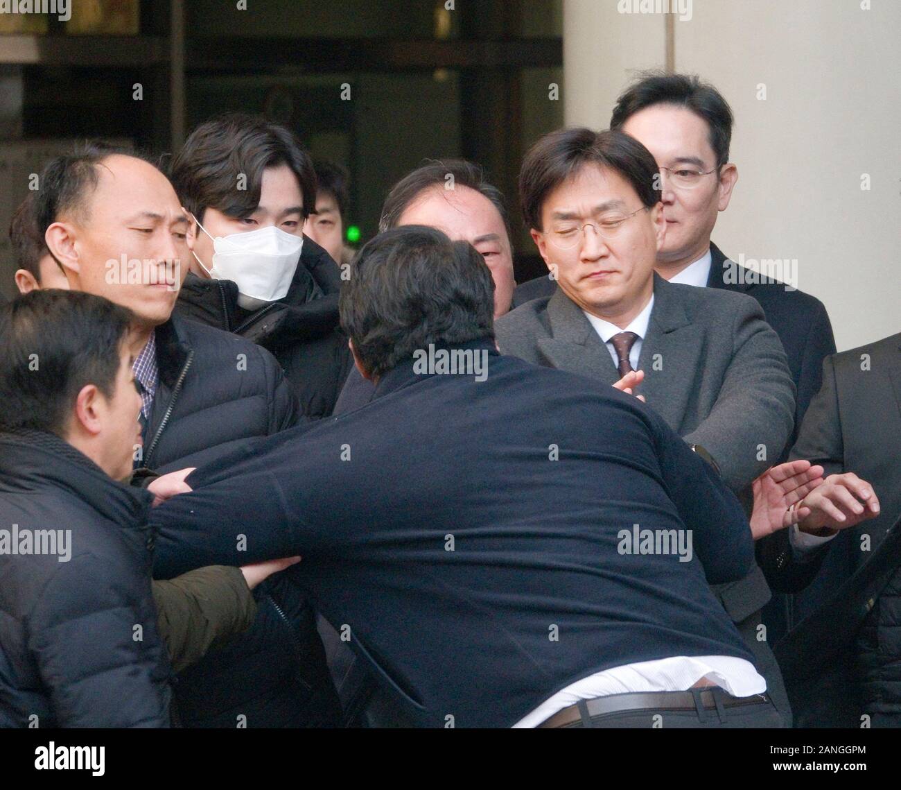 Haute cour de Séoul en Corée du Sud. 17 janvier, 2020. Lee Jae-Yong, Jan 17, 2020 : un ancien employé de Samsung (avant) manifestations contre Samsung Electronics Vice-président Lee Jae-Yong (R) que ce dernier quitte après son procès à la Haute Cour de Séoul à Séoul, Corée du Sud. Des dizaines d'anciens travailleurs Samsung tenaient une protestation contre Samsung qui insistent-ils, tiré injustement et espionné eux qui essayaient d'organiser un syndicat. Credit : AFLO Co.,Ltd/Alamy Live News Banque D'Images