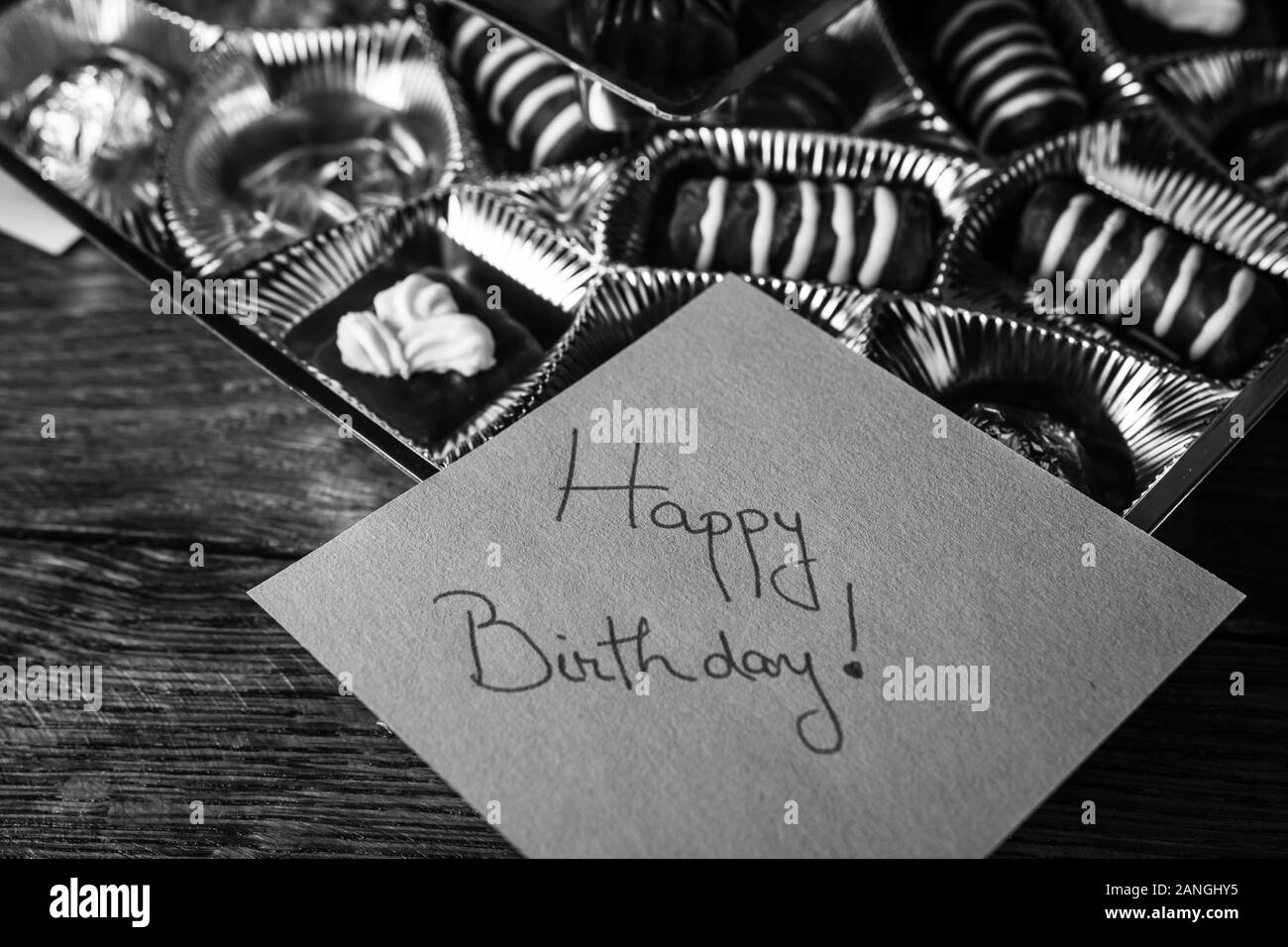 Joyeux Anniversaire Texte Sur Memo Post Rappel Pres D Une Boite En Or Avec Du Chocolat Pralines Photo Stock Alamy Joyeux Anniversaire Texte Sur Memo Post Rappel Pres D Une Boite En Or Avec Du Chocolat Pralines Photo Stock Alamy