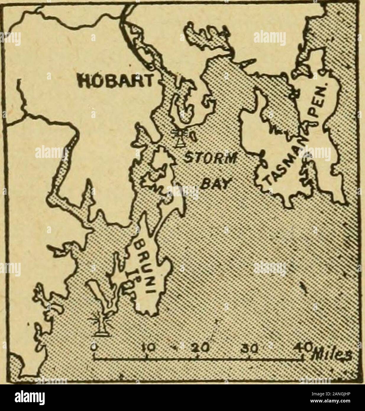 La géographie internationale . , Est une île séparée de Victoria par le détroit de Bass (environ 140 milles de large), et s'étendant entre les parallèles de 4o|° et 43°^ S. Son salon est à peine inférieure à celle de l'Ecosse, et c'est le plus petit et le plus tempéré de la colonies australiennes. La côte nord de la Tasmanie est confronté le continent dans une courbe concave à partir des deux extrémités de quelles lignes d'îles, les Furneaux group à l'Est et Hunter et King Îles sur l'ouest, s'étendent vers le nord à travers le détroit de Bass, les chaînes comme la suspension d'un coeur-pendentif en forme. Les encoches sur le nord et l'ouest Banque D'Images