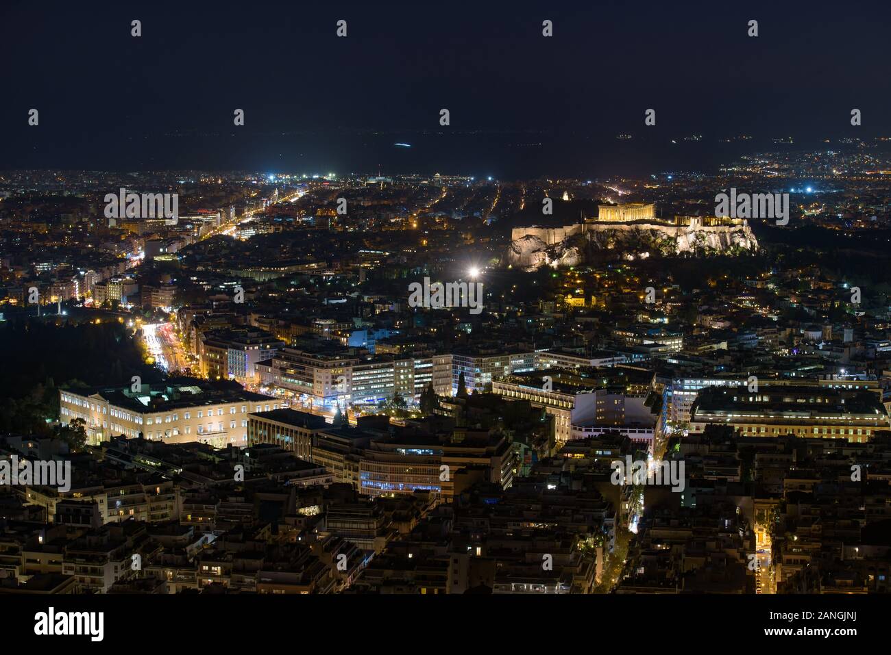 Vue panoramique d'Athènes Ville de Lykavittos Hill dans la nuit Banque D'Images