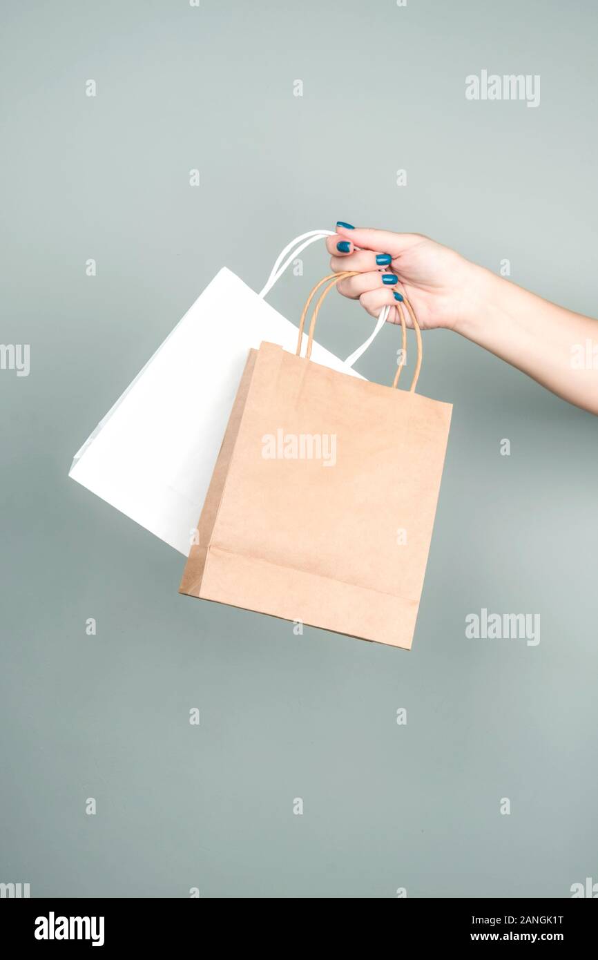 Forfaits d'artisanat sur un fond gris. Alternative à un sac en cellophane. Banque D'Images