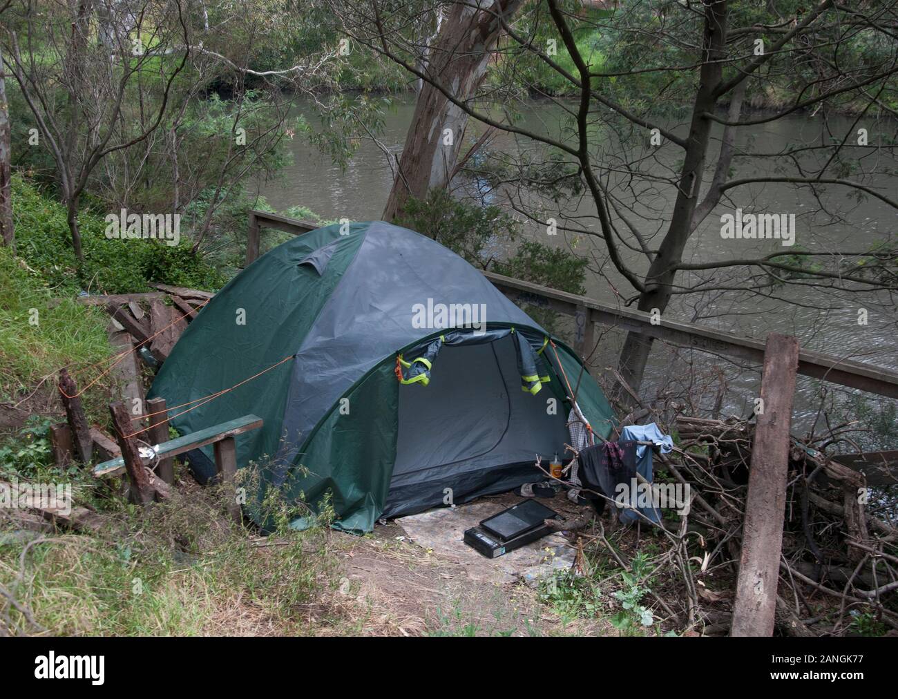 Un camping non autorisé et isolé au-dessus de la rivière Yarra, Kew, Melbourne, Australie Banque D'Images