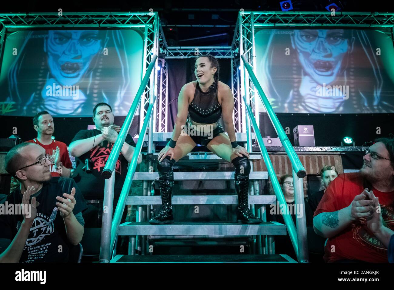 Killer Kelly prépare son entrée pour le tournoi « Luttez Queendom 3 » sur le lieu de Londres Ouest par Pro-Wrestling: Eve, l'événement de lutte pour femmes. Banque D'Images