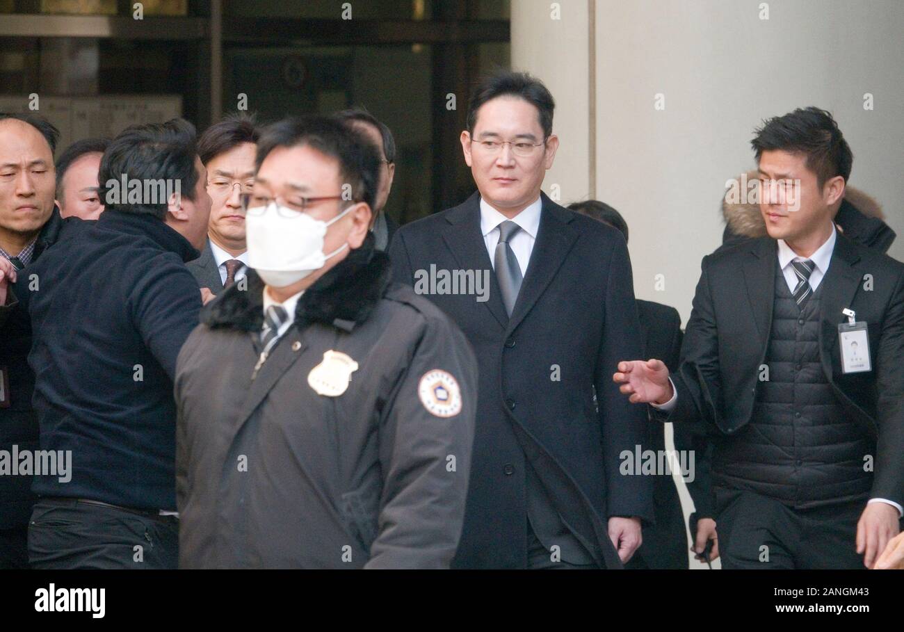 Haute cour de Séoul en Corée du Sud. 17 janvier, 2020. Lee Jae-Yong, Jan 17, 2020 : un ancien employé de Samsung (2L) manifestations contre Samsung Electronics Vice-président Lee Jae-Yong (2e R) que ce dernier quitte après son procès à la Haute Cour de Séoul à Séoul, Corée du Sud. Des dizaines d'anciens travailleurs Samsung tenaient une protestation contre Samsung qui insistent-ils, tiré injustement et espionné eux qui essayaient d'organiser un syndicat. Credit : AFLO Co.,Ltd/Alamy Live News Banque D'Images
