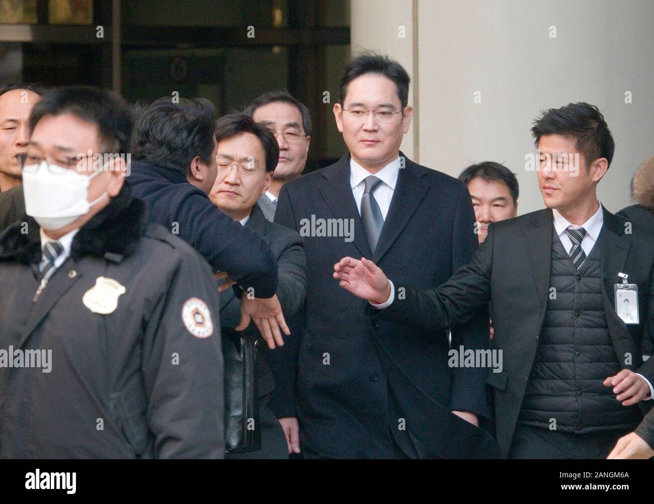 Haute cour de Séoul en Corée du Sud. 17 janvier, 2020. Lee Jae-Yong, Jan 17, 2020 : un ancien employé de Samsung (3L) manifestations contre Samsung Electronics Vice-président Lee Jae-Yong (2e R) que ce dernier quitte après son procès à la Haute Cour de Séoul à Séoul, Corée du Sud. Des dizaines d'anciens travailleurs Samsung tenaient une protestation contre Samsung qui insistent-ils, tiré injustement et espionné eux qui essayaient d'organiser un syndicat. Credit : AFLO Co.,Ltd/Alamy Live News Banque D'Images