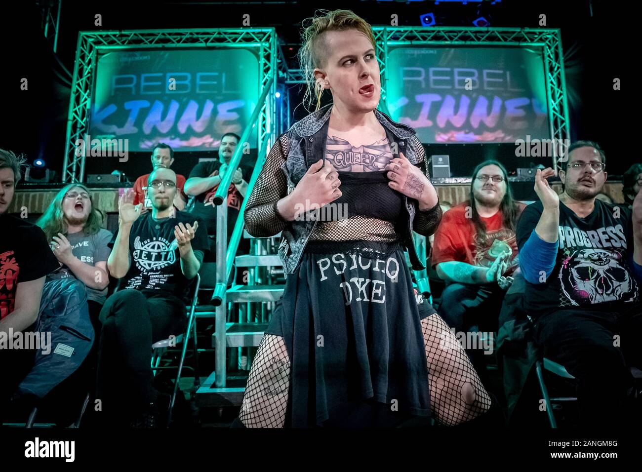 Rebel Kinney prépare son entrée pour le tournoi « Luttez Queendom 3 » sur le lieu de Londres Ouest par Pro-Wrestling : Eve, l'événement de lutte pour femmes. Banque D'Images