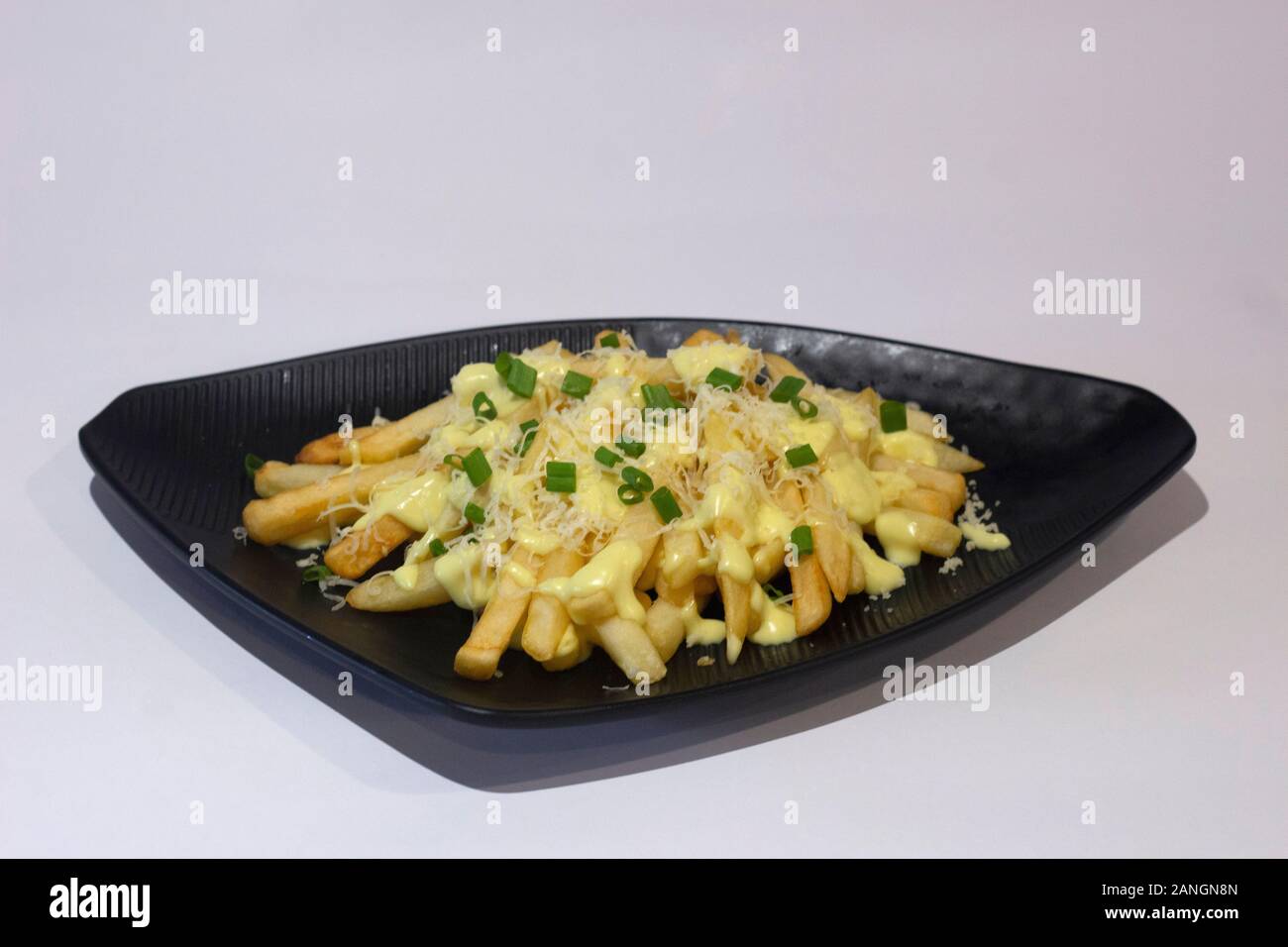 Avec du fromage, des frites de pommes de terre de table close-up Banque D'Images