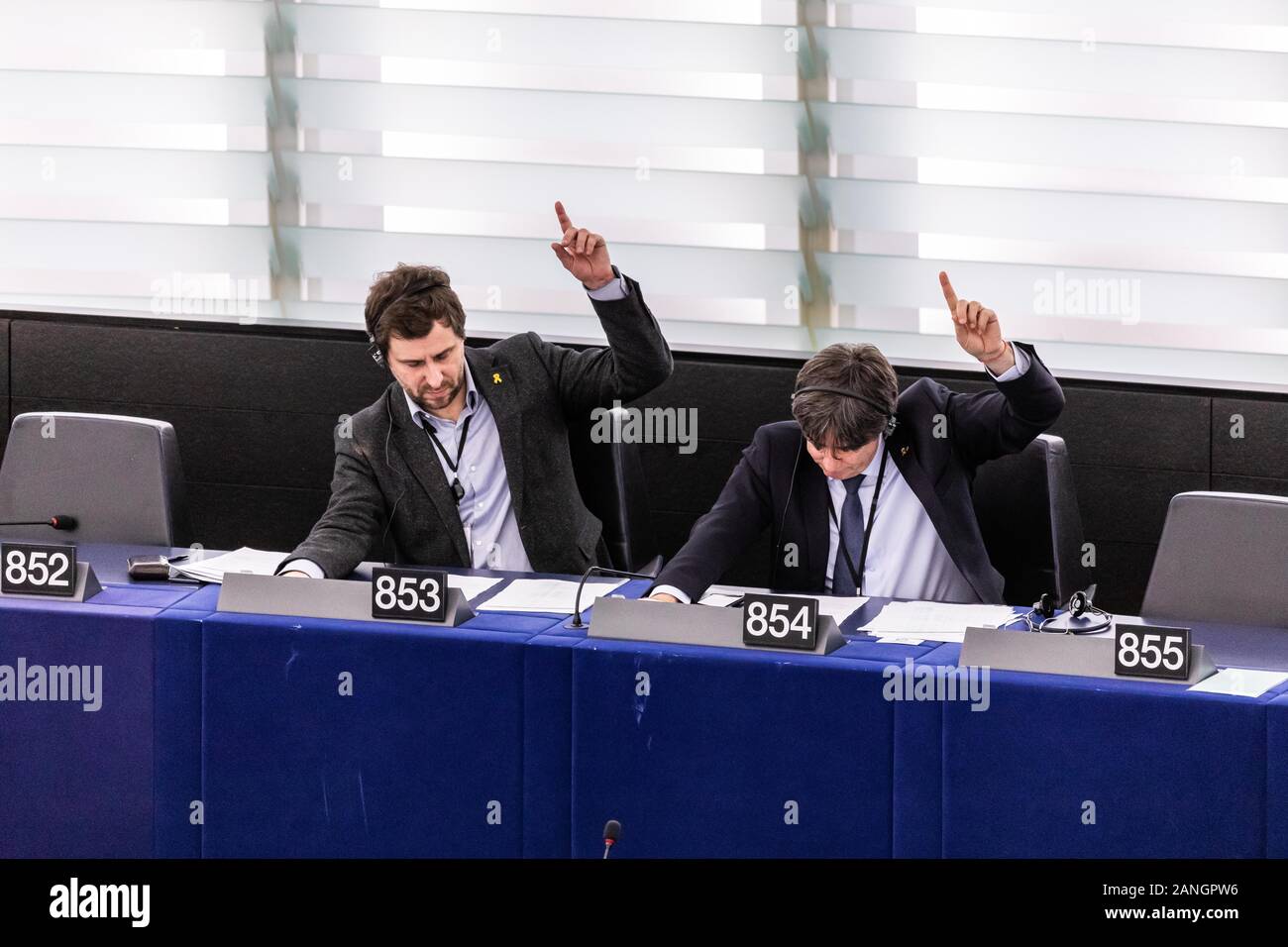 15 janvier 2020, France, Strasbourg : les députés européens et les anciens membres du gouvernement catalan, Antoni Comin (l-r) et Carles Puigdemont sont assis dans la salle plénière du Parlement européen lors d'un vote. Photo : Philipp von Ditfurth/dpa Banque D'Images