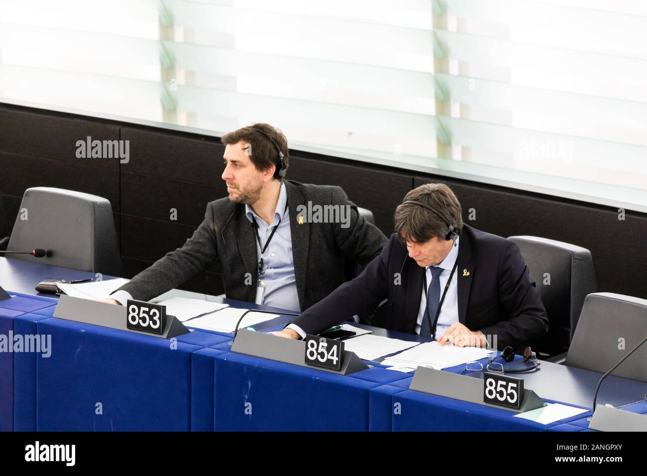 15 janvier 2020, France, Strasbourg : les députés européens et les anciens membres du gouvernement catalan, Antoni Comin (l-r) et Carles Puigdemont sont assis dans la salle plénière du Parlement européen lors d'un vote. Photo : Philipp von Ditfurth/dpa Banque D'Images