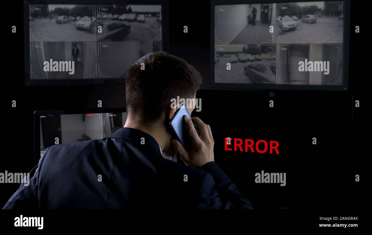 Opérateur de sécurité appelant la police, erreur à l'écran des images de vidéosurveillance, vol Banque D'Images