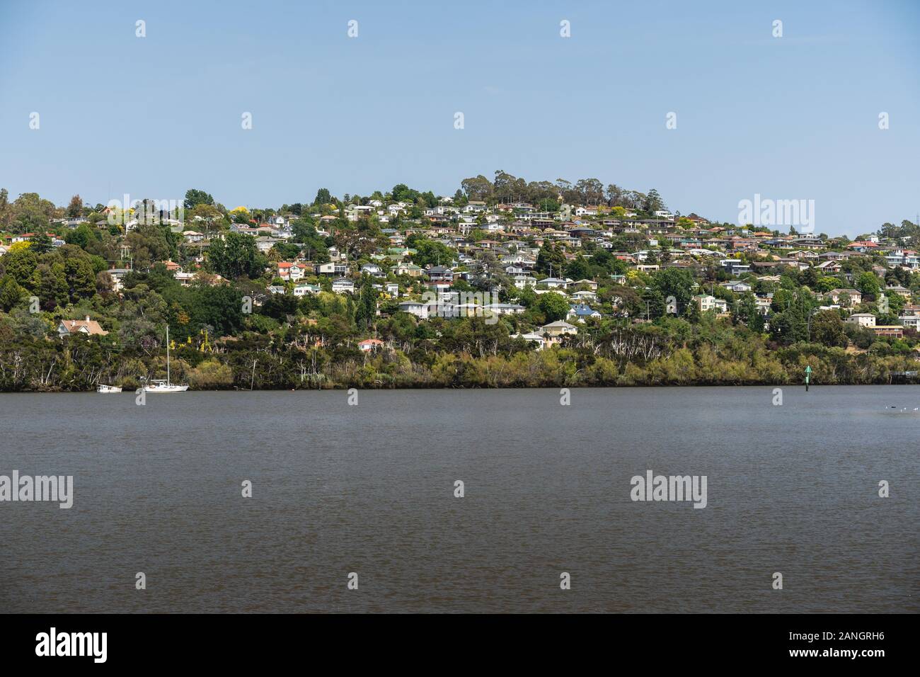 Launceston, Tasmania - 3 janvier 2020 : une vue sur la Rivière Tamar vers maisons de Trevallyn. Banque D'Images