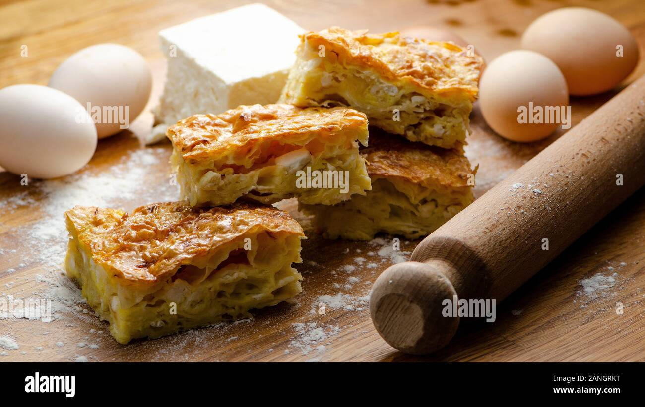 Banitsa bulgare avec du fromage et des œufs. Recette traditionnelle bulgare et Balkans Banque D'Images