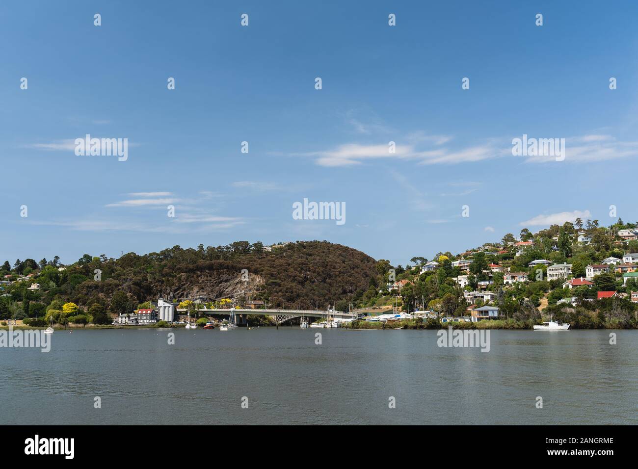 Launceston, Tasmania - 3 janvier 2020 : une vue sur la Rivière Tamar vers maisons de Trevallyn. Banque D'Images