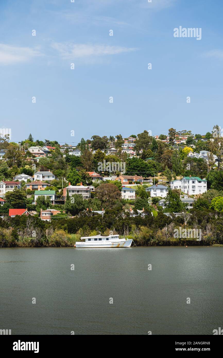 Launceston, Tasmania - 3 janvier 2020 : une vue sur la Rivière Tamar vers maisons de Trevallyn. Banque D'Images