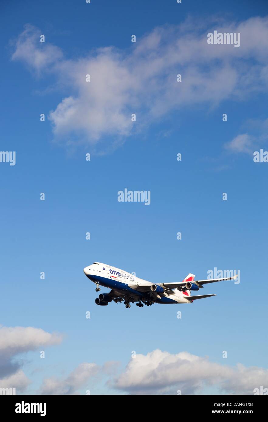 Avion de Boeing 747 de British Airways à l'atterrissage à l'aéroport de Heathrow. Banque D'Images