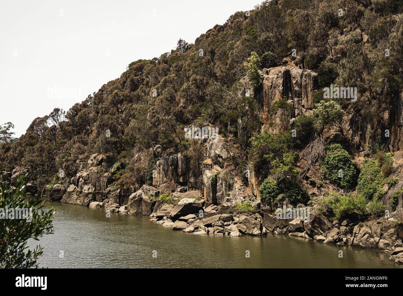 Vieux rock formations le long de la South Esk River sur la Gorge Cataract à pied. Banque D'Images