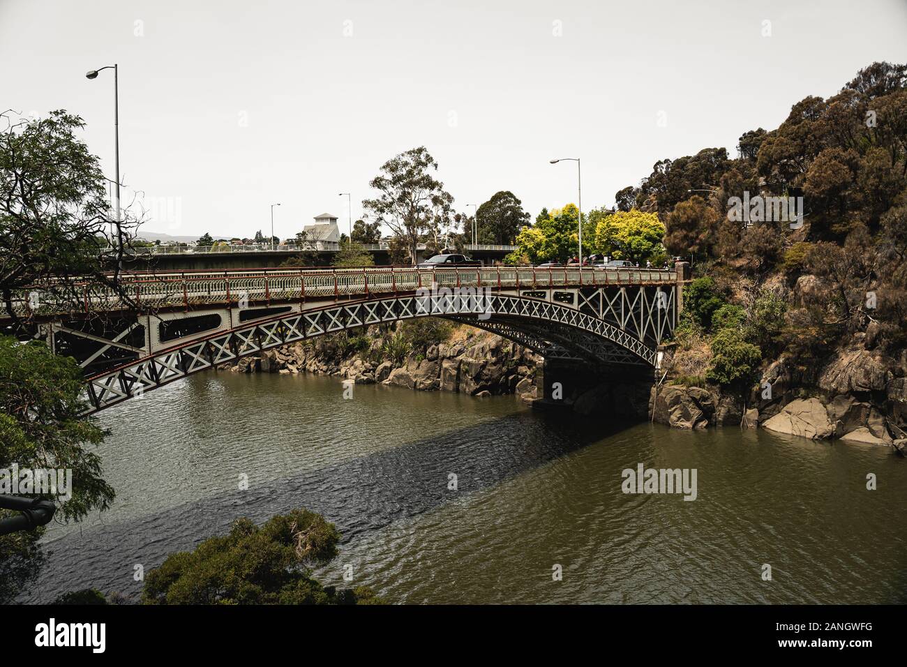 Launceston, Tasmania - 3 janvier 2020 : Regard sur le Kings Bridge et la South Esk River prises à partir de la gorge Cataract à pied. Banque D'Images