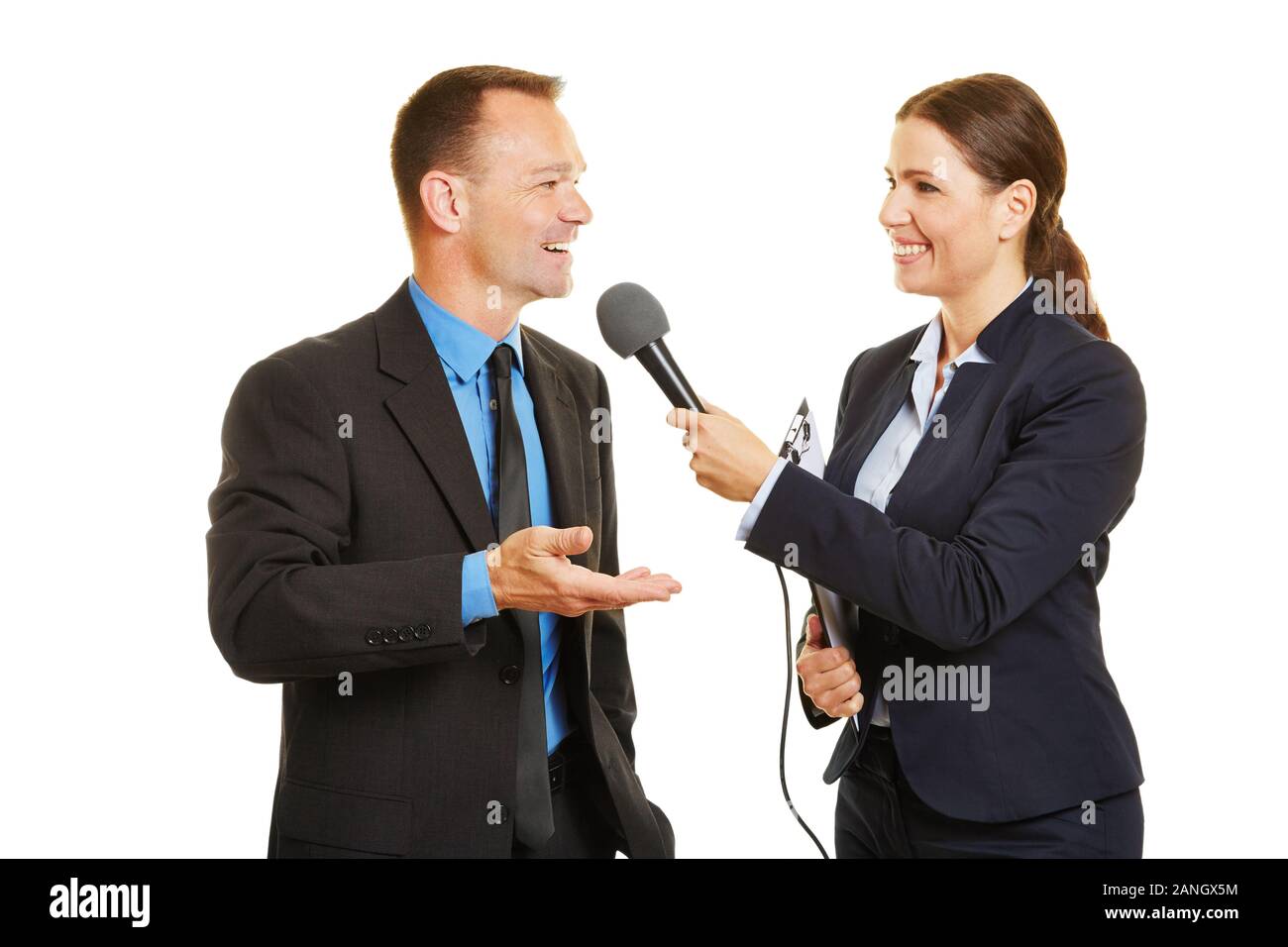 Porte-parole d'une des entrevues avec des membres de la société une journaliste avec un microphone Banque D'Images