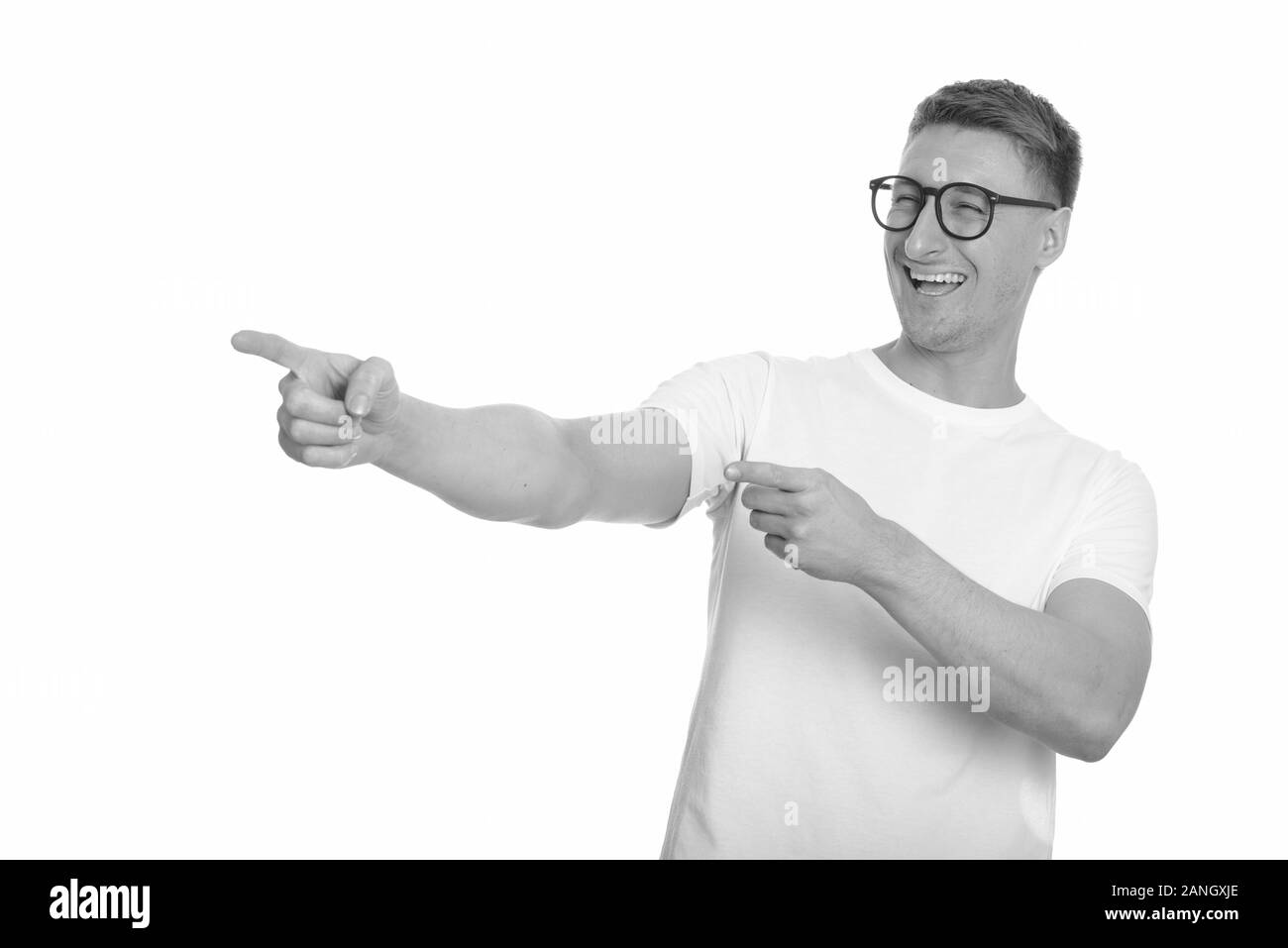 Happy handsome Young man laughing et montre de l'index Banque D'Images