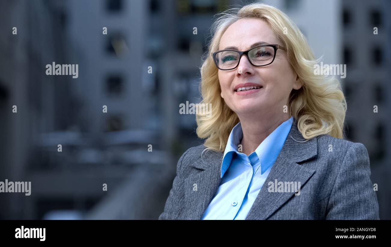 Heureux l'expérience chef d'entreprise dans les lunettes et costume, smiling business woman Banque D'Images