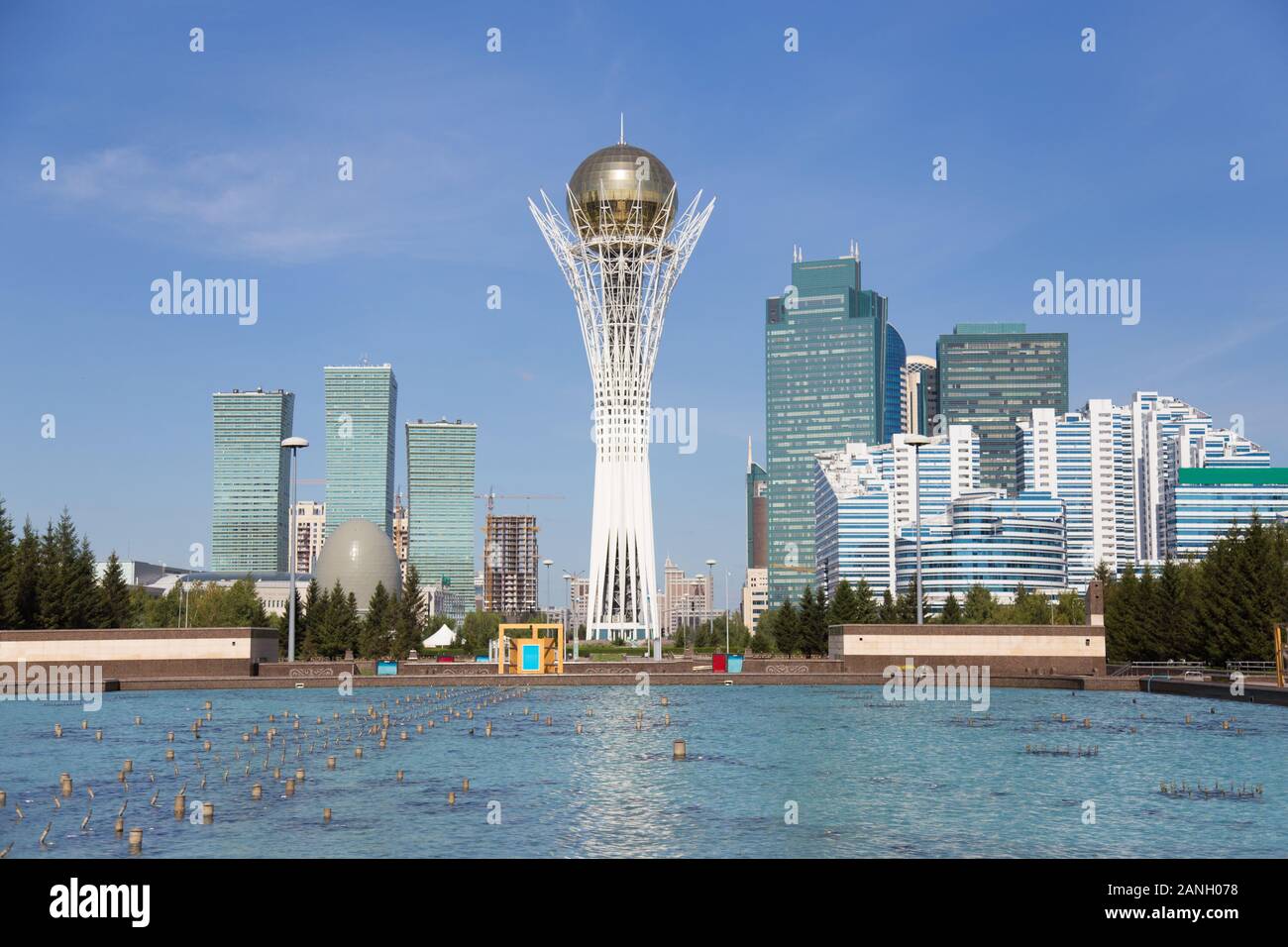 Vue de Nur-sultan city au Kazakhstan avec Baiterek tower dans le centre. Banque D'Images