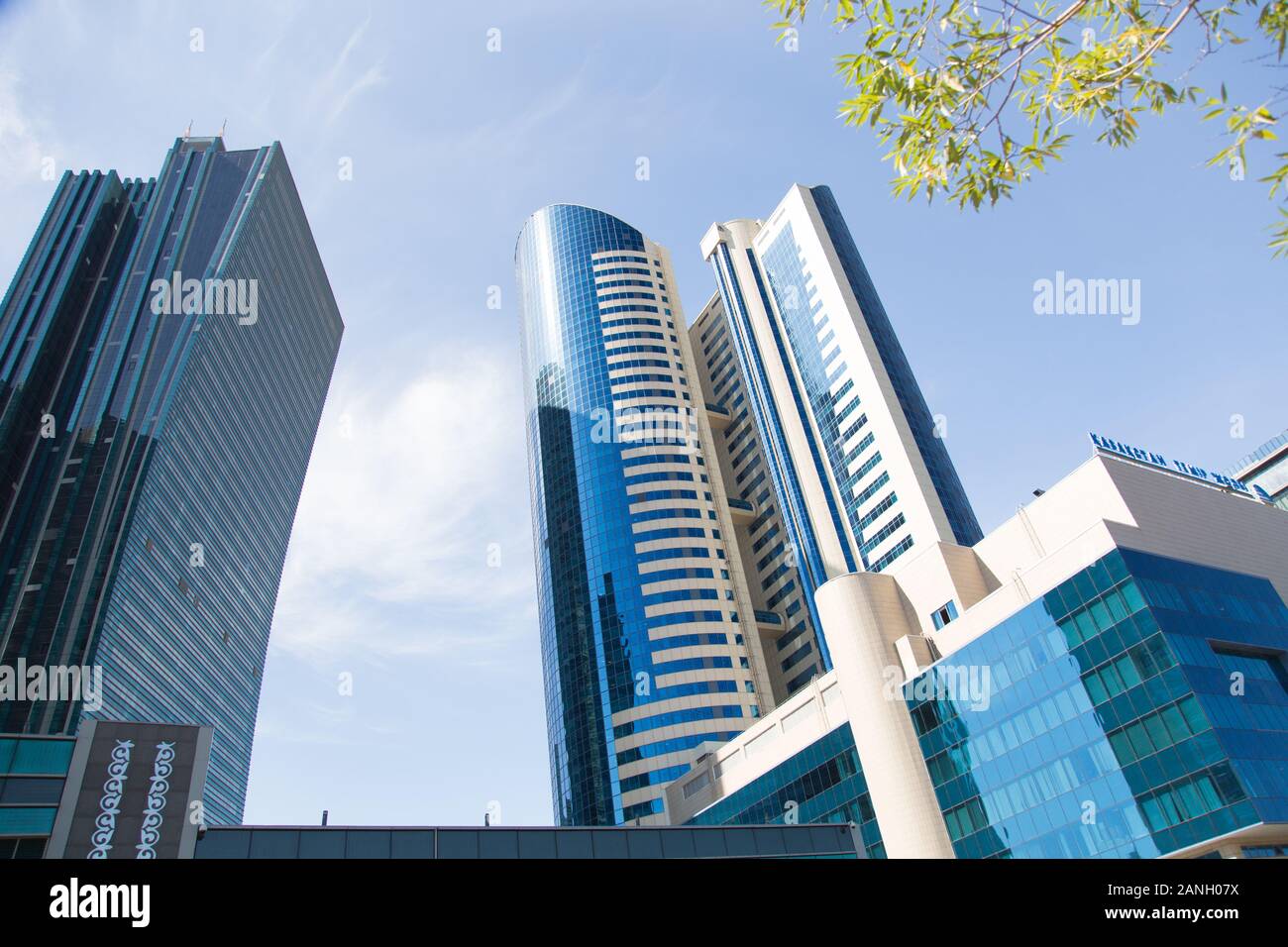 Gratte-ciel - immeubles de bureaux modernes dans Nur-Sultan, Kazakhstan Banque D'Images