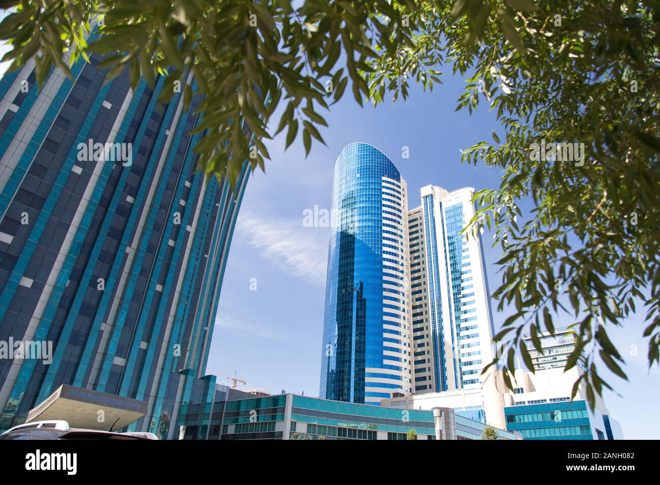 Gratte-ciel - immeubles de bureaux modernes dans Nur-Sultan, Kazakhstan Banque D'Images