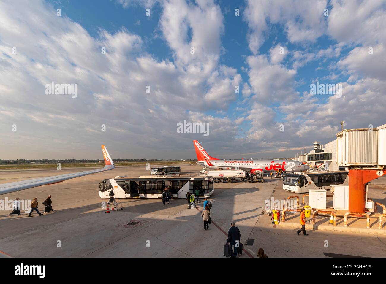 L'aéroport de Alicante Elche. Les passagers à pied un TCR bus transfert côté piste pour le transport vers le terminal. Costa Blanca, l'Espagne, de l'Union européenne. Boeing 737 Jet2 Banque D'Images