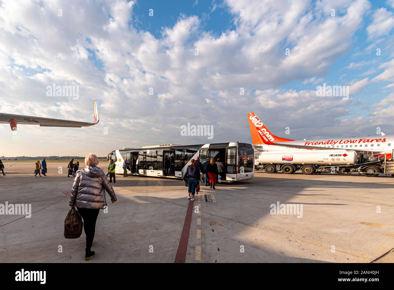 L'aéroport de Alicante Elche. Les passagers à pied un TCR bus transfert côté piste pour le transport vers le terminal. Costa Blanca, l'Espagne, de l'Union européenne. Boeing 737 Jet2 Banque D'Images