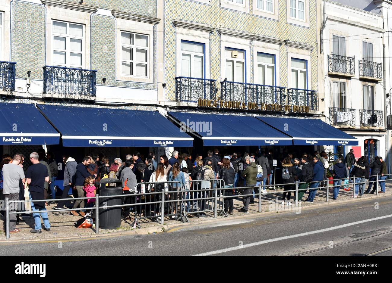 Les clients qui font la queue devant la pâtisserie Patéis de Belém et ...