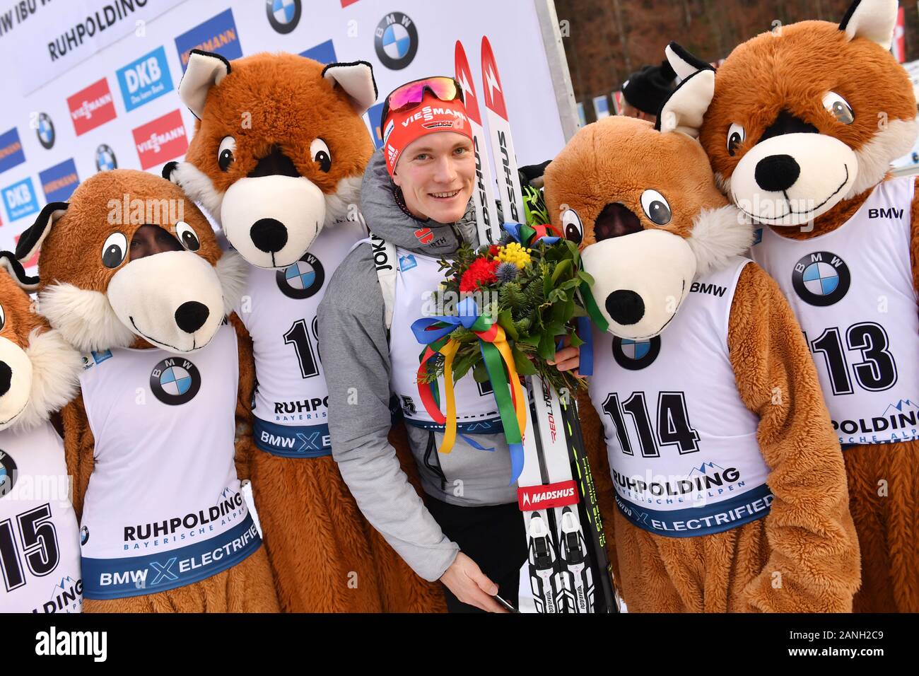 Benedikt DOLL (GER), pose avec les mascottes, 10 km sprint hommes, les hommes sur 16.01.2020. Coupe du monde de Biathlon IBU 2020 à Ruhpolding, saison 2019-2020. Dans le monde d'utilisation | Banque D'Images