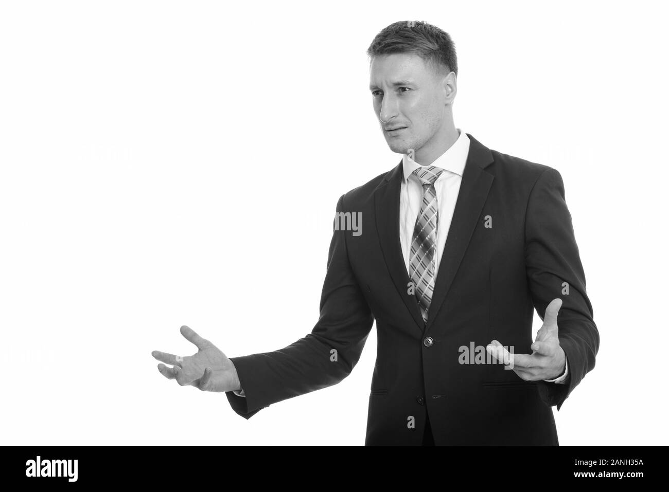 Handsome Young man en colère contre les deux bras levés Banque D'Images