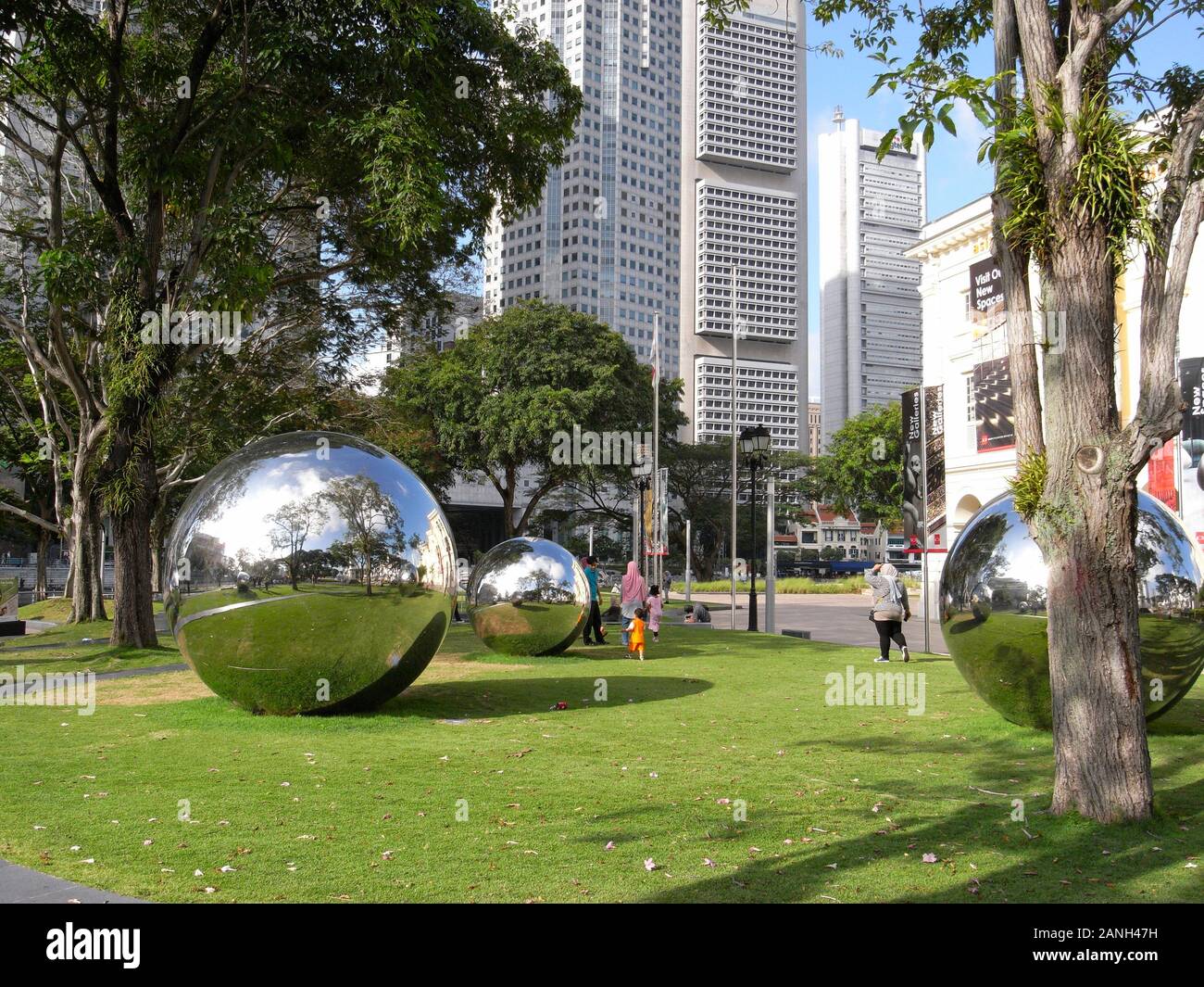 Singapour Singapour - 26 Février 2016 : acier inoxydable boules miroirs Baet Yeol Kuan dans Empress Place Banque D'Images