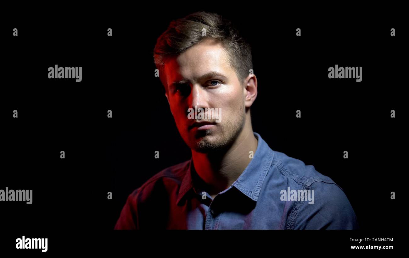 En vertu de l'homme pensif-sombre lumière rouge et blanc, double personnalité, psychologie Banque D'Images