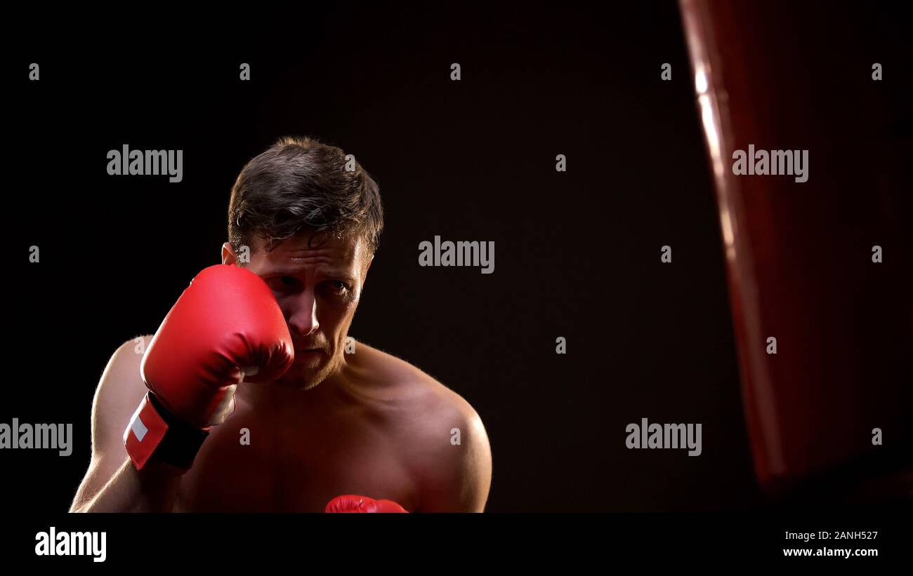 Boxer motivés avec sac de boxe d'entraînement, de travail à peine d'être professionnels Banque D'Images