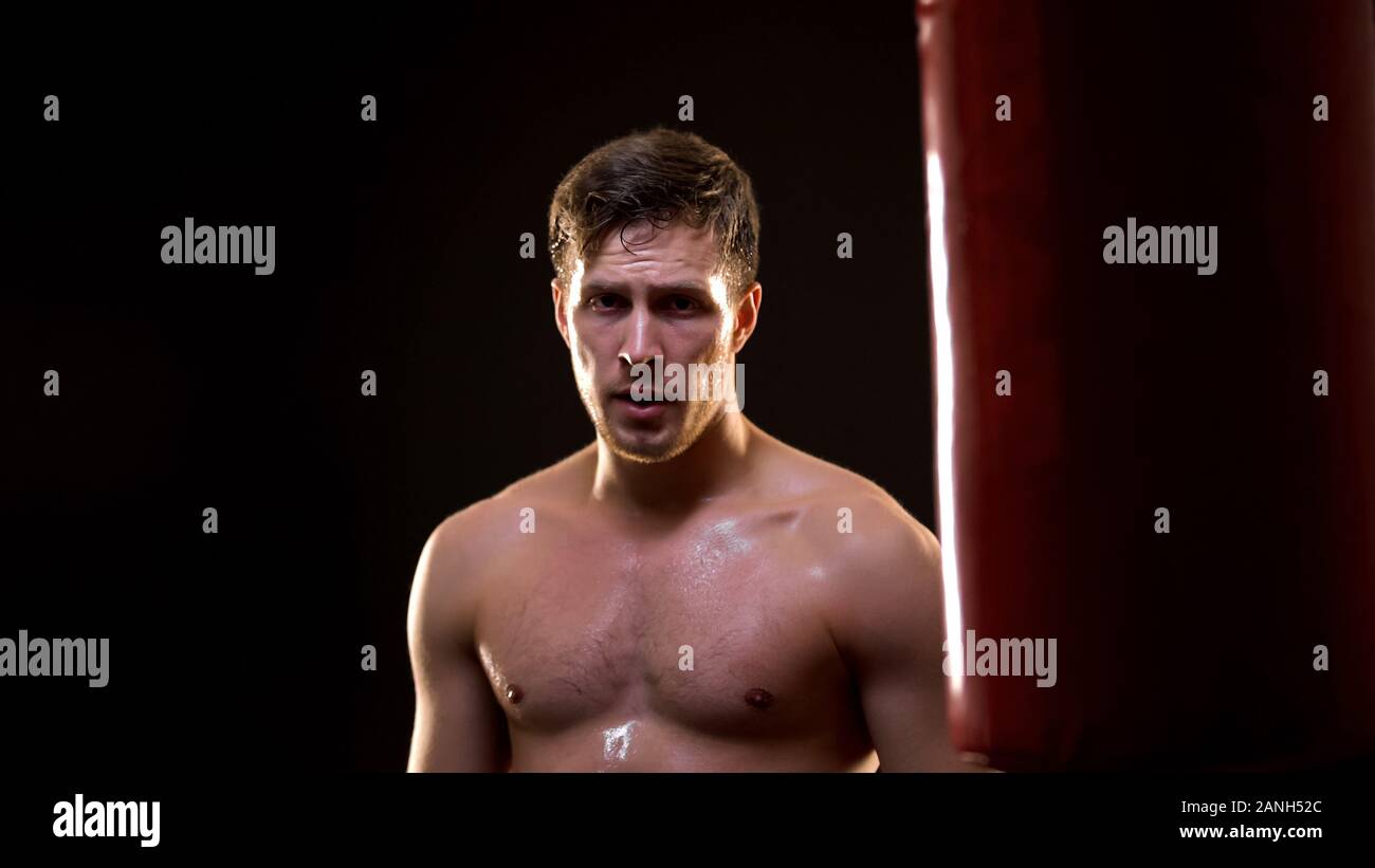 Sports homme transpiration après avoir épuisé l'entraînement, la réussite et la motivation Banque D'Images