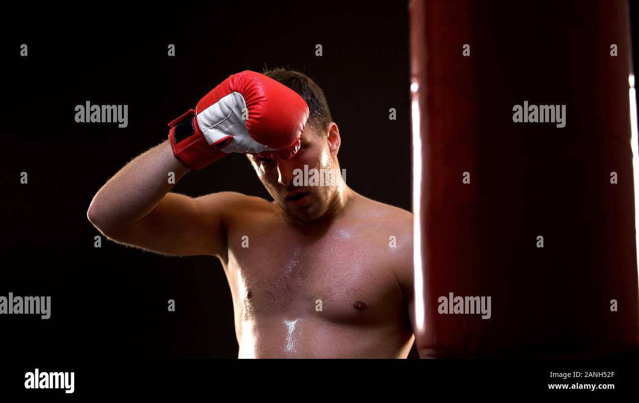 Sportif en sueur se sentir fatigué après avoir épuisé l'entraînement, la motivation Banque D'Images