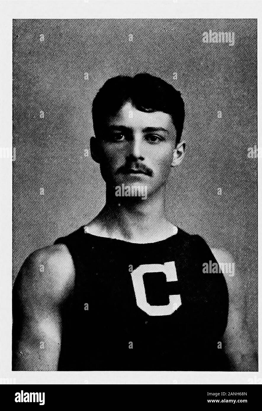 Le Cornell navy : un examen . Elle VARSITY, Hall 1693 Forme Troy Gilson Robbins Hagar Barr (capt.) Freeborn Le Pennsylvania Varsity a de nouveau été battu en 94 à Philadelphie, tandis que l'Freshmendefeated le Dauntless Yacht Club de New York sur le lac Cayuga. Dow^n à cette époque, Cornellhad^w sur 19 courses à la maison et Varsity perdu 6.. George Pease Witherbee, à la mémoire desquels l-erbee avec Club House sur Percy a été érigé sur le terrain, wasdrowned sur le lac Champlain à l'été 92. Whileout la voile avec une partie des garçons, le yacht a chaviré soudainement de bya squall. Le bateau a été lourdement lesté par fer à repasser,et imm Banque D'Images
